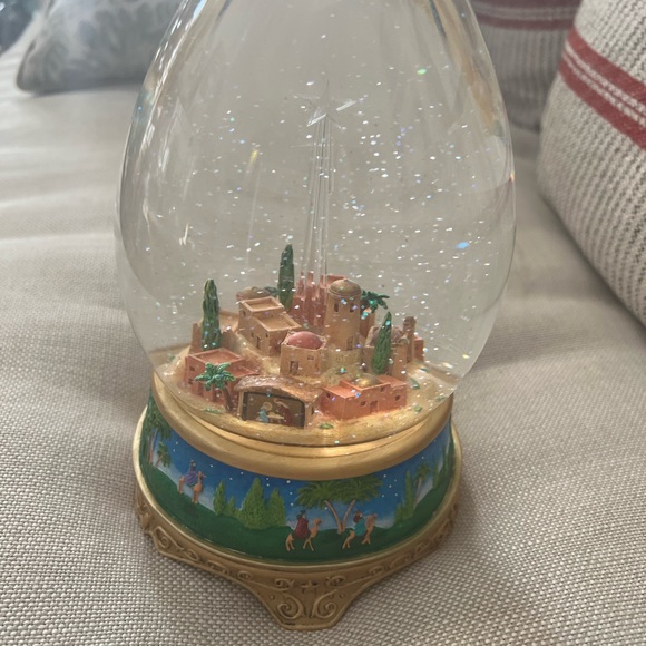 Vintage Hallmark Musical Jerusalem Snow Globe 9" - Picture 4 of 7